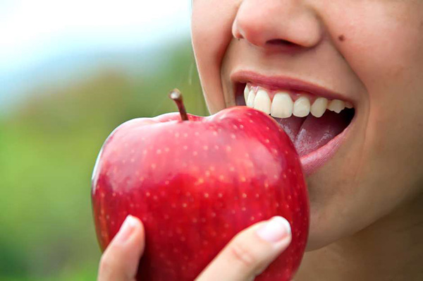 Frutas e legumes podem contribuir para a limpeza dos dentes, segundo especialistas